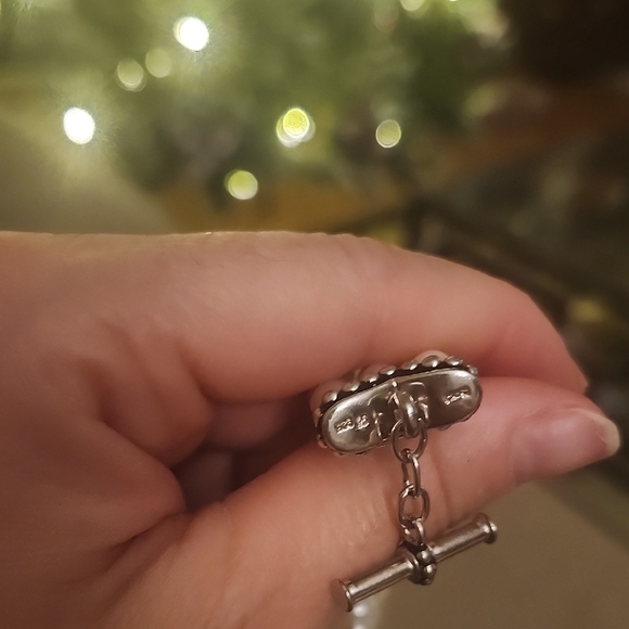 Elegant Pearl Bracelet with Silver Accents - Picture 4 of 7